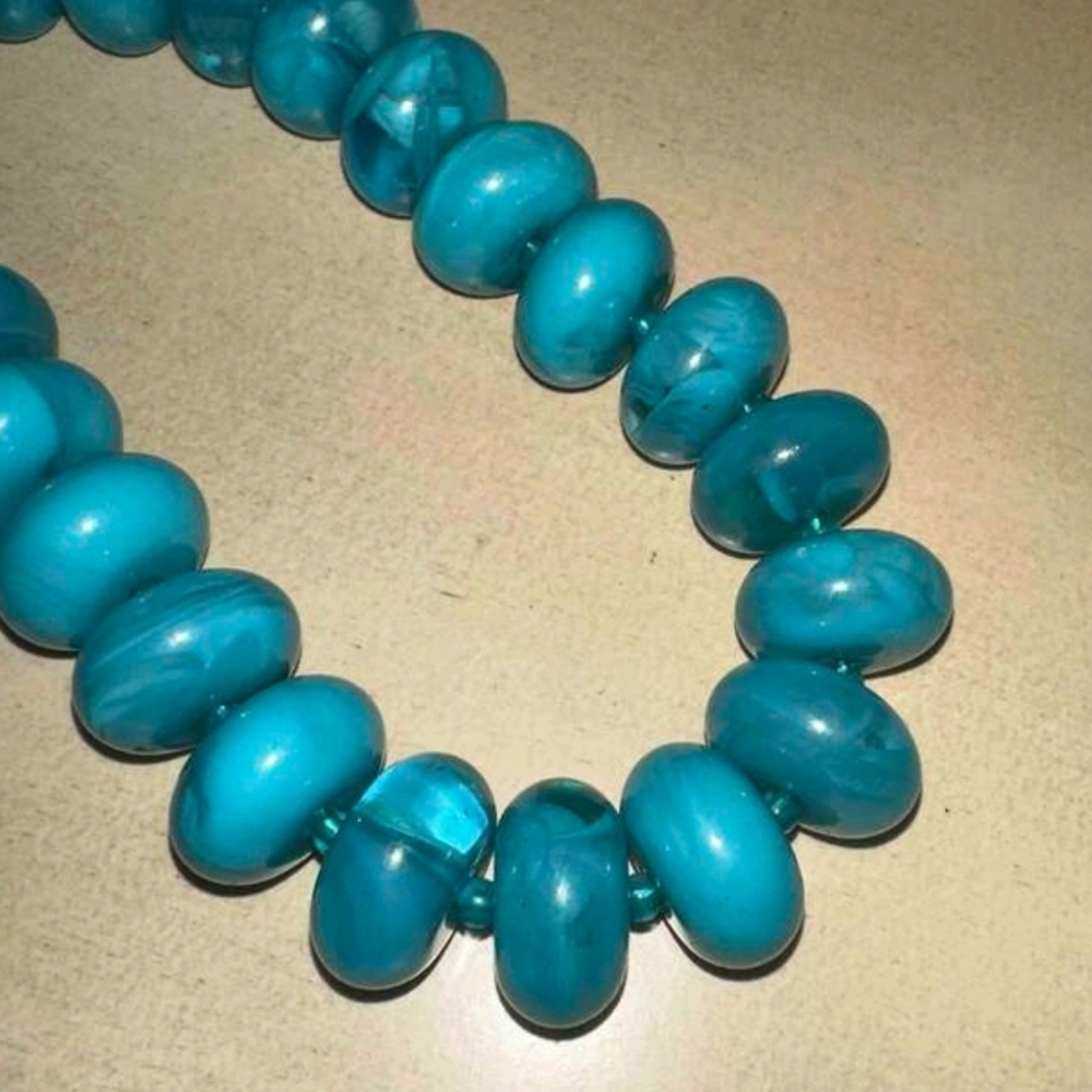 Chunky blue resin necklace; 15.75" w/a 3.54" extender; similar to Baublebar;nwot